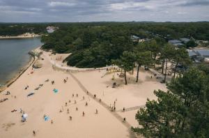 eine Gruppe von Menschen an einem Strand in der Nähe des Wassers in der Unterkunft Villa Moana Soustons plage / Vieux-Boucau in Soustons