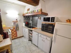 Appartement Valloire, 2 pièces, 5 personnes - FR-1-263-161にあるキッチンまたは簡易キッチン