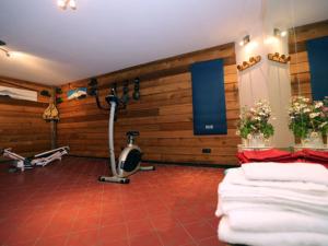 una habitación con un gimnasio con 2 camas y una cinta de correr en Appartement Valloire, 3 pièces, 6 personnes - FR-1-263-153 en Valloire