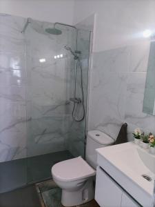 y baño con ducha, aseo y lavamanos. en Villa Chinija, en La Vegueta
