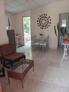 uma sala de estar com um sofá, uma mesa e cadeiras em Cozy 1 br 1 bath apartment with free parking em Penonomé