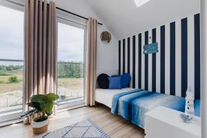 1 dormitorio con cama y ventana grande en Mia Mare A & B Jastrzębia Góra, en Jastrzębia Góra