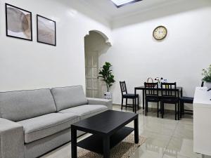 uma sala de estar com um sofá e uma mesa em BRIK 'N BATA em Batang Berjuntai
