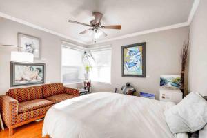 una camera con letto, divano e ventilatore a soffitto di Smart Eclectic ART HOUSE near the beat a Sacramento