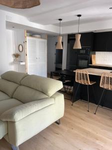 sala de estar con sofá y mesa en Exclusivo apartamento cerca de la playa, en Málaga