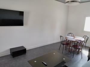 Μια τηλεόραση ή/και κέντρο ψυχαγωγίας στο Hébergements le Camp d'Auneau - Auneaululu