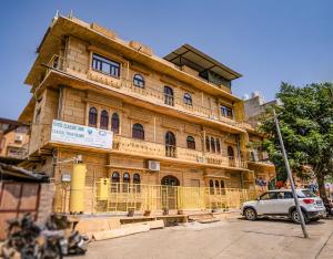 ジャイサルメールにあるHotel Classic Jaisalmerの木造の建物