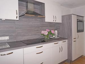 Kuchyňa alebo kuchynka v ubytovaní Apartment Wennserblick by Interhome