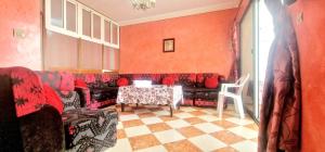 un soggiorno con divano e tavolo di Complejo al andalous Apartamento a Tangeri