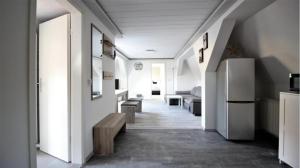 einen Flur, der zu einer Küche mit einem Kühlschrank führt in der Unterkunft Zwei Ferienwohnungen in Randersacker in Randersacker