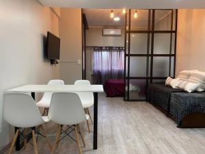 um quarto com uma mesa e cadeiras e uma cama em Cares Apartament Castelar em Castelar