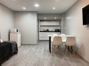 um quarto com uma mesa e duas cadeiras e uma cozinha em Cares Apartament Castelar em Castelar