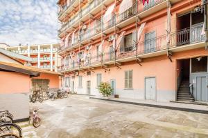dziedziniec apartamentowca z rowerami zaparkowanymi na zewnątrz w obiekcie DomusMi Leoncavallo-43 w Mediolanie