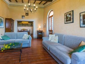 ein Wohnzimmer mit 2 blauen Sofas und einem Tisch in der Unterkunft Holiday Home La Torre by Interhome in Reggello
