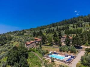 einen Luftblick auf eine Villa mit einem Pool in der Unterkunft Holiday Home La Torre by Interhome in Reggello