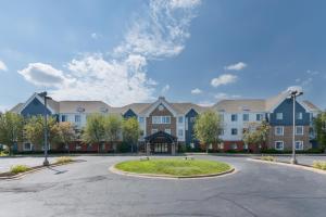 un grand complexe d'appartements avec une allée circulaire dans l'établissement Candlewood Suites Eagan - Mall of America Area, an IHG Hotel, à Eagan