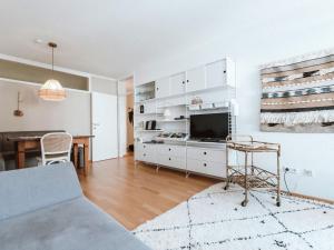 sala de estar con TV y comedor en Apartment Tauernspirit by Interhome en Bad Gastein