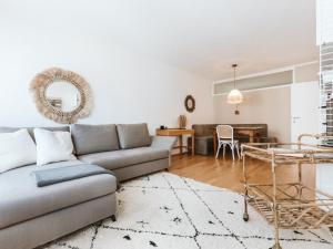 salon z kanapą i stołem w obiekcie Apartment Tauernspirit by Interhome w mieście Bad Gastein