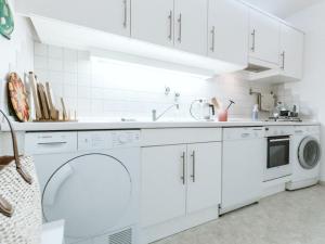 Biała kuchnia z pralką i zlewem w obiekcie Apartment Tauernspirit by Interhome w mieście Bad Gastein +37 zdjęć
