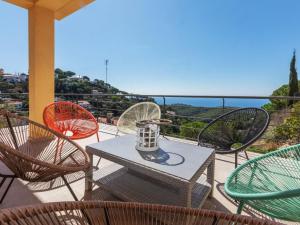 eine Terrasse mit Stühlen und einem Tisch mit einem Ventilator in der Unterkunft Holiday Home Floradise by Interhome in Lloret de Mar