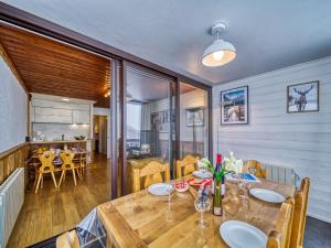 - une salle à manger avec une table et des chaises dans l'établissement Apartment Le Sérac-10 by Interhome, à Val Thorens