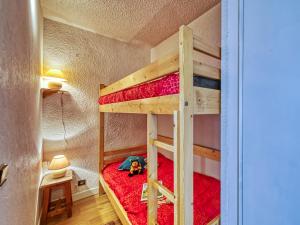 - une chambre avec 2 lits superposés dans l'établissement Apartment Le Sérac-10 by Interhome, à Val Thorens