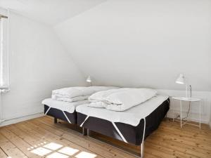 מיטה או מיטות בחדר ב-Holiday Home Ortrud - 200m from the sea in NW Jutland by Interhome