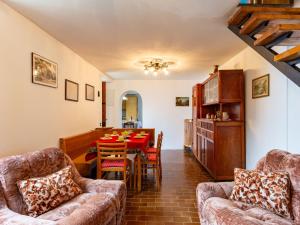 sala de estar con mesa y comedor en Holiday Home Munt del Nana by Interhome en Plesio