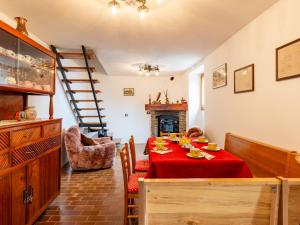 comedor con mesa y chimenea en Holiday Home Munt del Nana by Interhome, en Plesio