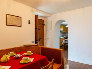 comedor con mesa y mantel rojo en Holiday Home Munt del Nana by Interhome, en Plesio
