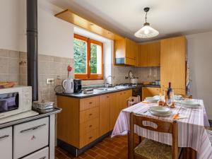 Kuchyň nebo kuchyňský kout v ubytování Holiday Home Munt del Nana by Interhome