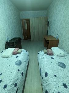 Pokój z 2 łóżkami i biurkiem w obiekcie Apartament motel w Kiszyniowie