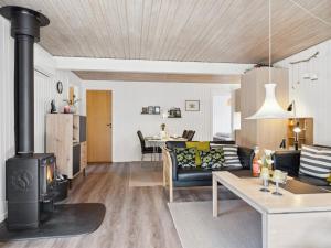 Posezení v ubytování Holiday Home Sigrun - 4km from the sea by Interhome