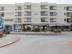 una calle vacía delante de un edificio en Apartment Les Ecureuils-1 by Interhome, en Les Mathes