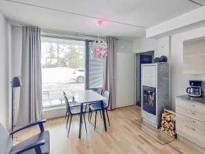 Una cocina o cocineta en Holiday Home Ylälänsi 3 as 2 by Interhome