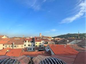 uitzicht op een stad met rode daken bij Apartment Loft Este by Interhome in Este