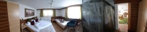 ein Wohnzimmer mit einem Sofa und einem Fenster in der Unterkunft Apart Ferienglück in Kauns
