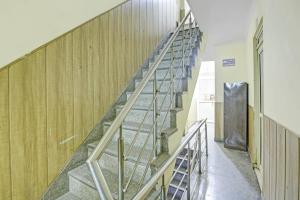 une cage d'escalier dans un bâtiment avec un mur en bois dans l'établissement OYO Flagship Hotel Dream Sky Near Akshardham, à New Delhi