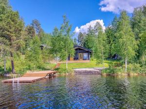 una cabaña a orillas de un lago con muelle en Holiday Home Paloranta by Interhome, en Kuhmo