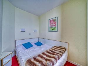 Llit o llits en una habitació de Apartment Les temples du soleil -Nazca I6 by Interhome
