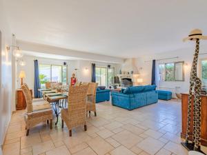 ein Wohnzimmer mit einem blauen Sofa und einem Tisch in der Unterkunft Villa Reves de Rives by Interhome in Agay - Saint Raphael