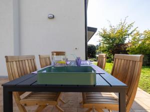 een tafel met een groene wastafel op een patio bij Holiday Home La Dimora del Cavaliere by Interhome in Cividale del Friuli
