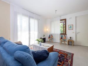 een woonkamer met een blauwe bank en een tafel bij Holiday Home La Dimora del Cavaliere by Interhome in Cividale del Friuli