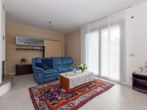 een woonkamer met een blauwe bank en een tapijt bij Holiday Home La Dimora del Cavaliere by Interhome in Cividale del Friuli