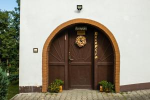 維斯瓦的住宿－Willa JODŁA Wisła，一个大棕色的门,上面有花圈