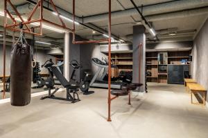 een fitnessruimte met een bokszak en fitnessapparatuur bij BizStay Walden in Den Haag