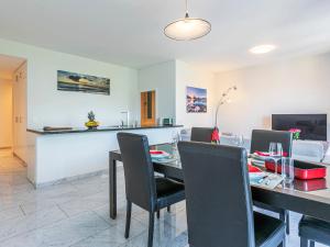 モントルーにあるApartment Le Jazz by Interhomeのテーブルと椅子のあるダイニングルーム +20枚の写真