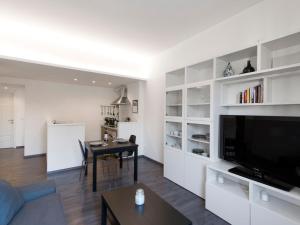 En TV eller et underholdningssystem på Apartment Pratolina by Interhome