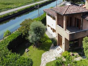 una vista aérea de una casa junto a un río en Villa Villa Naviglio Grande by Interhome, en Corsico