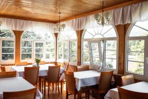Willa JODŁA Wisła tesisinde bir restoran veya yemek mekanı